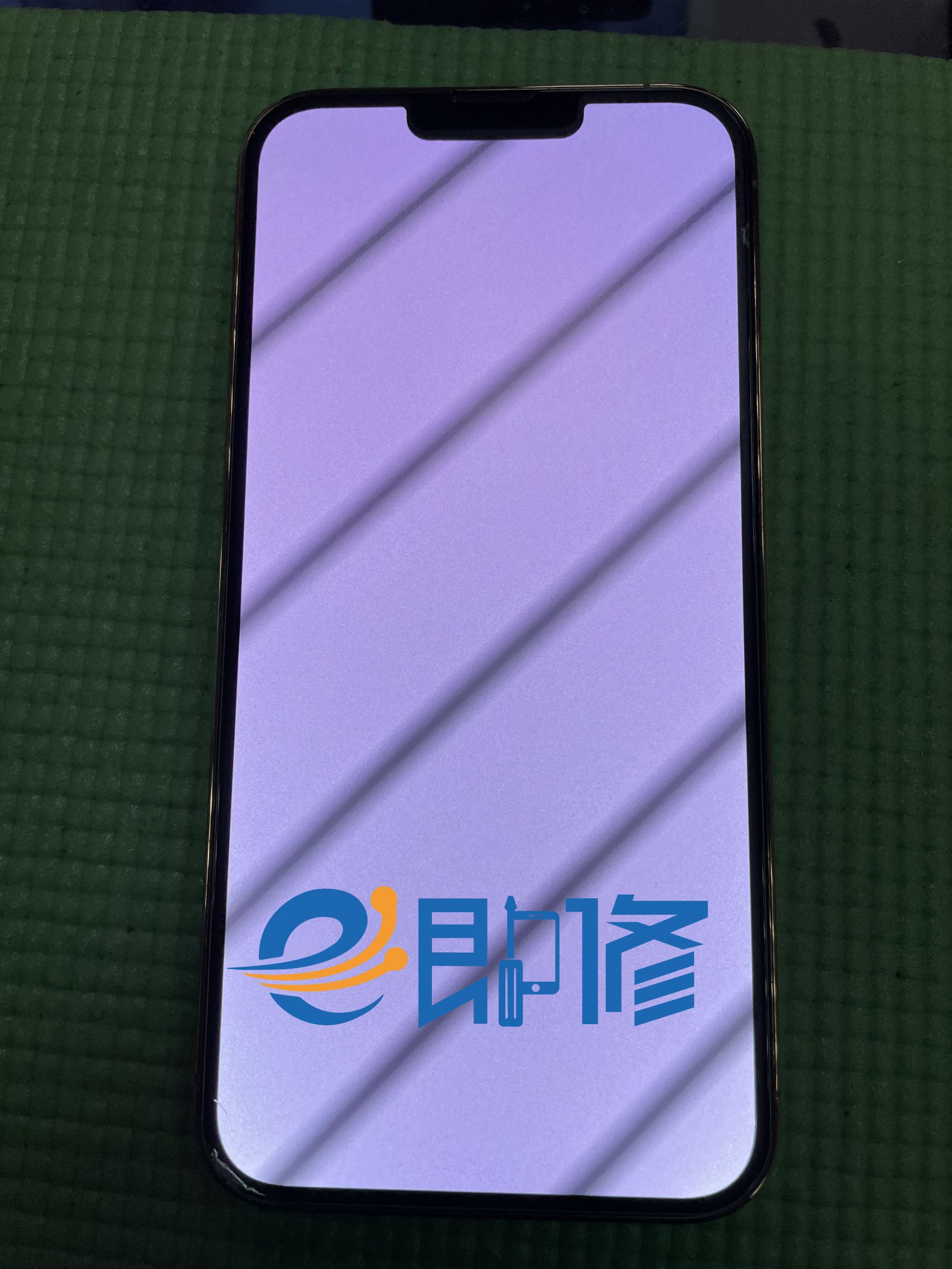 iPhone 13 Pro螢幕怎麼突然變成白的? 新北樹林土城三峽板橋新莊手機維修